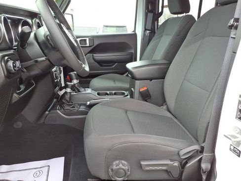 Used 2023 Jeep Gladiator Mojave AWD/4WD image 14