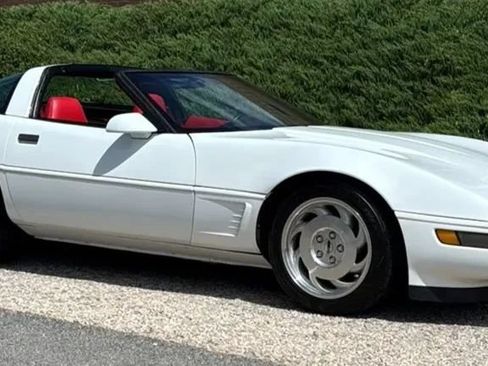 Used 1996 Chevrolet Corvette Coupe RWD image 3