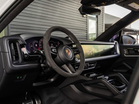 Certified 2025 Porsche Cayenne GTS AWD/4WD image 4