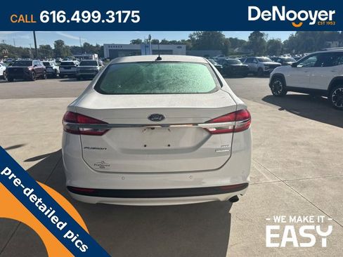 Used 2018 Ford Fusion SE w/ Fusion SE Technology Package image 4