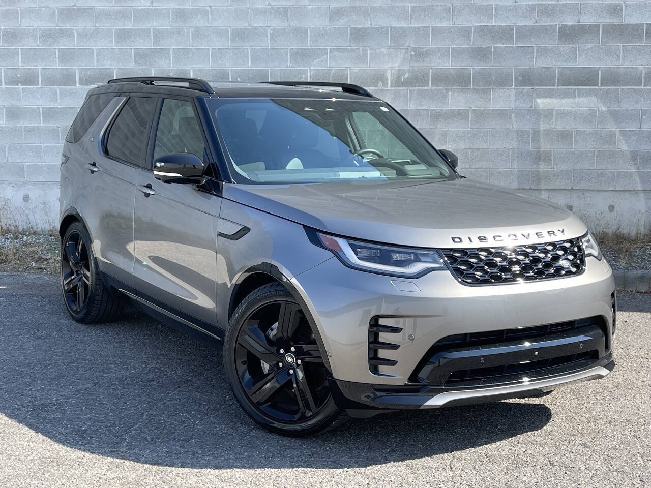 Used 2024 Land Rover Discovery Dynamic SE AWD/4WD image 1