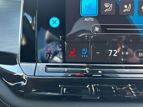 Used 2025 Volkswagen Atlas Cross Sport SE image 20