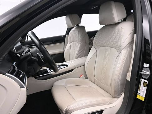 Used 2022 BMW 740i w/ M Sport Package RWD image 12