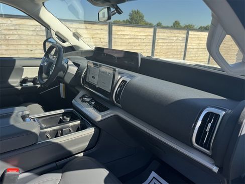 New 2025 Ford Expedition Active image 21