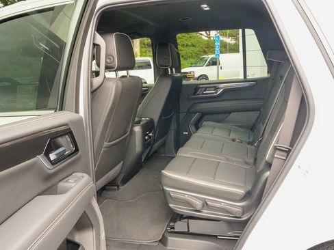 Used 2025 GMC Yukon Elevation RWD image 12