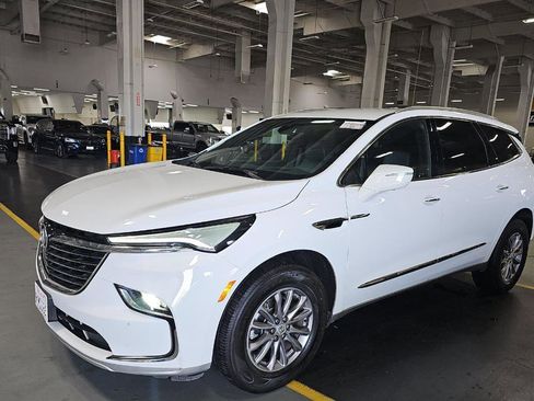 Used 2024 Buick Enclave Premium image 2