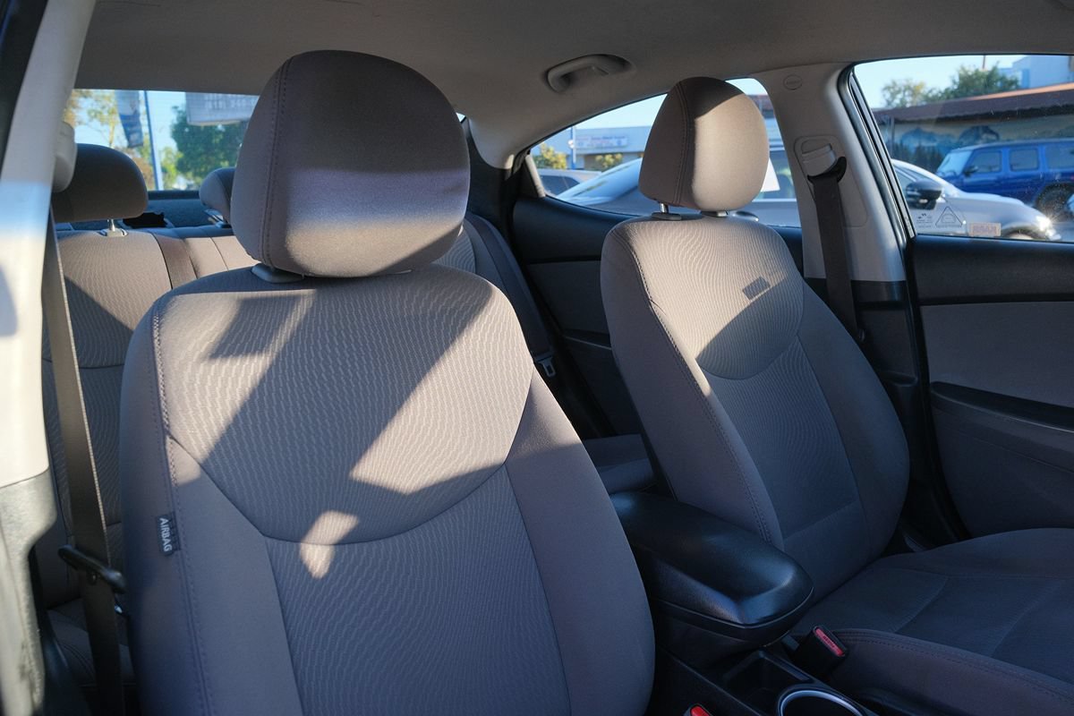 Used 2015 Hyundai Elantra SE FWD image 16