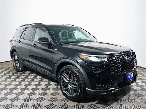 Used 2025 Ford Explorer ST-Line w/ ST-Line Street Pack image 1