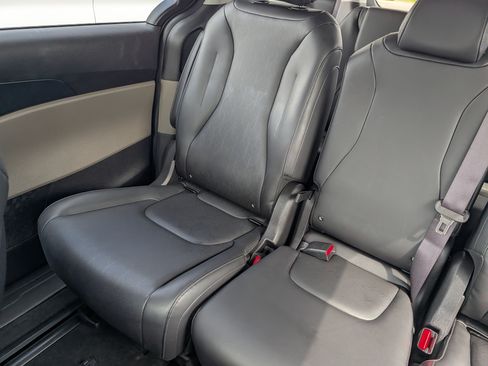 Used 2026 Kia Carnival FWD image 12