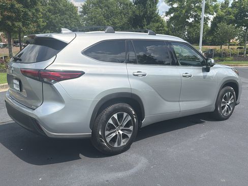 Used 2022 Toyota Highlander XLE FWD image 9