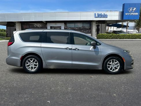 Used 2021 Chrysler Pacifica Touring-L FWD image 9