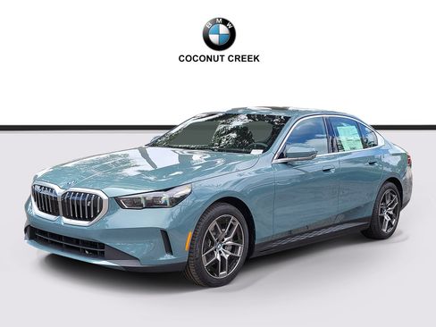 New 2026 BMW i5 eDrive40 w/ Premium Package RWD image 2
