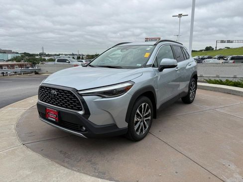 Used 2023 Toyota Corolla Cross XLE w/ Convenience Package FWD image 11