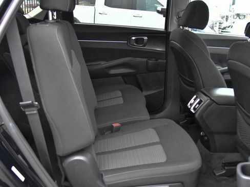 Used 2023 Kia Sorento LX image 37