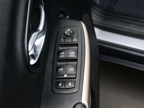 Used 2017 Jeep Cherokee Limited AWD/4WD image 10