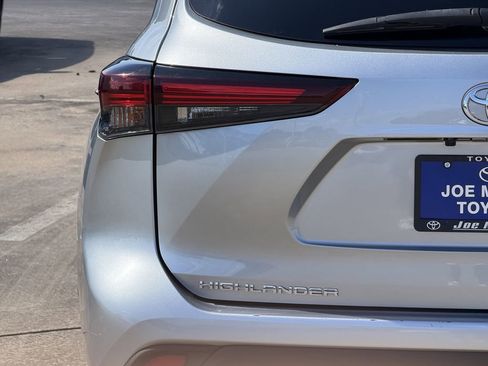Used 2024 Toyota Highlander LE FWD image 10