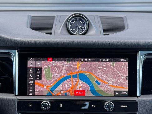 Certified 2025 Porsche Macan AWD/4WD image 29