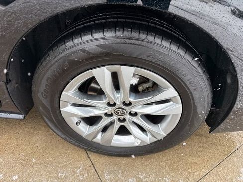 Used 2022 Toyota Sienna Limited image 12