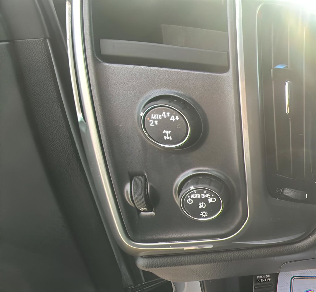 Used 2018 Chevrolet Silverado 1500 LT w/ All Star Edition AWD/4WD image 16