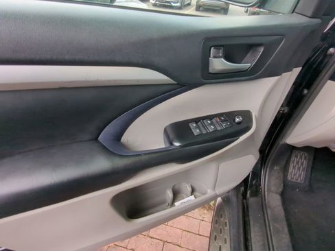 Used 2019 Toyota Highlander XLE FWD image 8