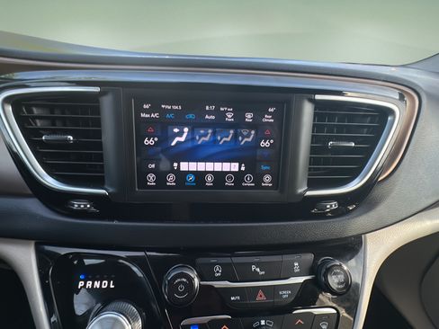 Used 2018 Chrysler Pacifica Touring Plus w/ Tire & Wheel Group FWD image 11