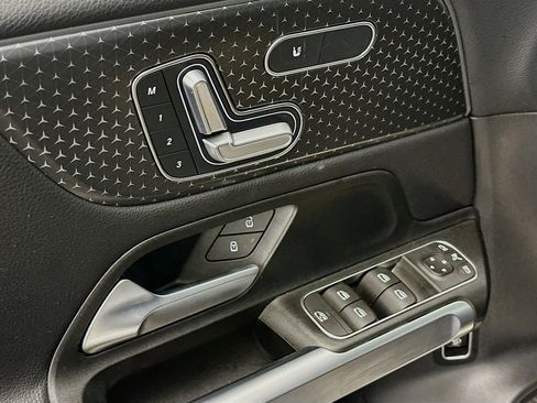 Used 2025 Mercedes-Benz GLB 250 4MATIC image 15