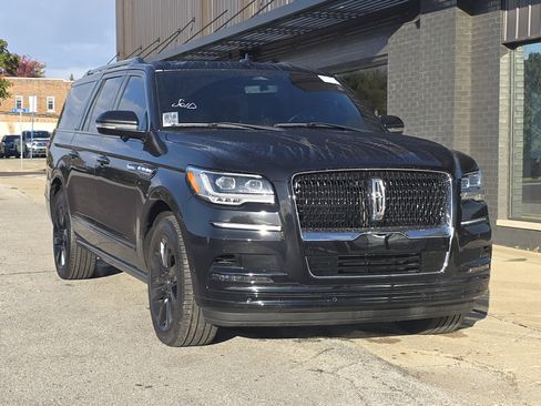 Used 2024 Lincoln Navigator L Reserve image 3