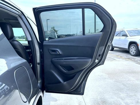 Used 2018 Chevrolet Trax LT w/ LT Convenience Package AWD/4WD image 17