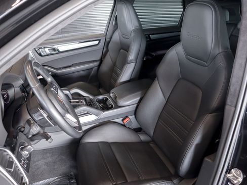 Certified 2022 Porsche Cayenne Turbo image 5
