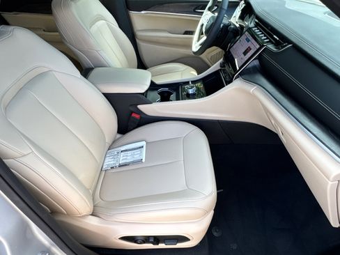 Certified 2025 Jeep Grand Cherokee Limited w/ Black Appearance Package AWD/4WD image 15