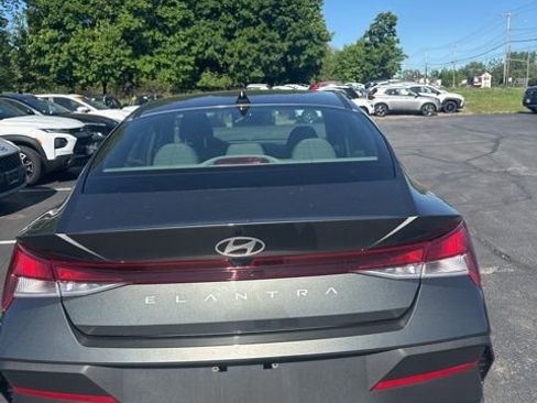 Used 2024 Hyundai Elantra SE FWD image 13