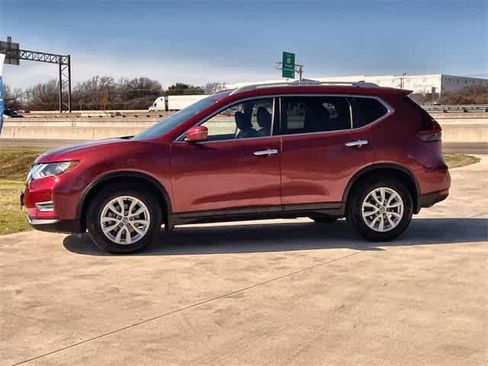 Used 2019 Nissan Rogue SV image 4
