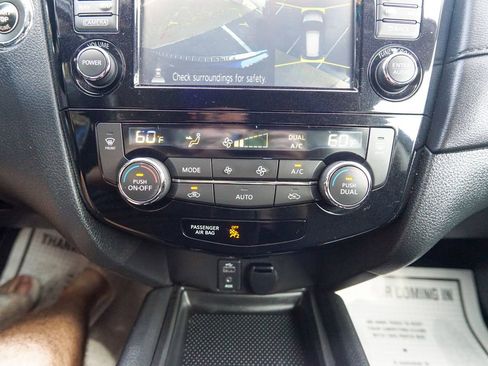 Used 2017 Nissan Rogue SV w/ SV Premium Package AWD/4WD image 25