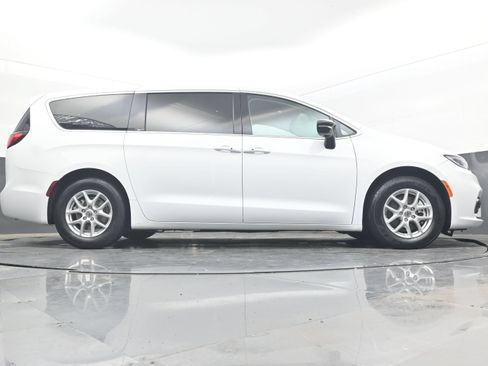 Used 2024 Chrysler Pacifica Touring-L FWD image 37