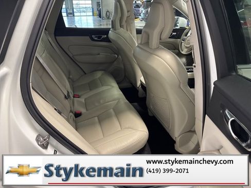 Used 2018 Volvo XC60 T6 Momentum w/ Convenience Package image 20