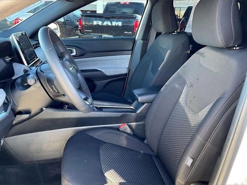 Certified 2025 Jeep Compass Sport image 27