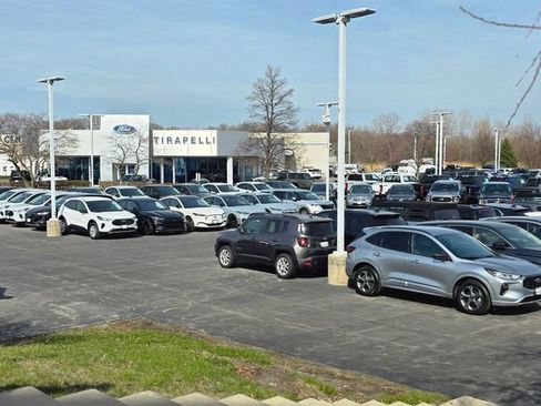 Used 2025 Volkswagen Atlas SE image 4