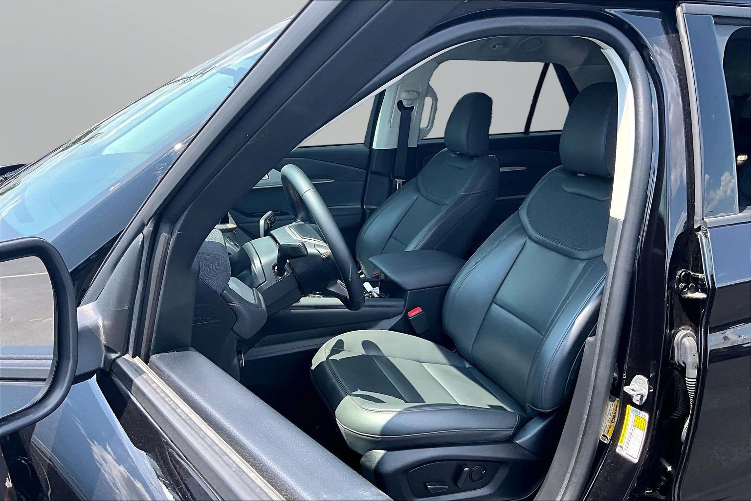 Used 2025 Ford Explorer Active w/ Active Comfort Package AWD/4WD image 16