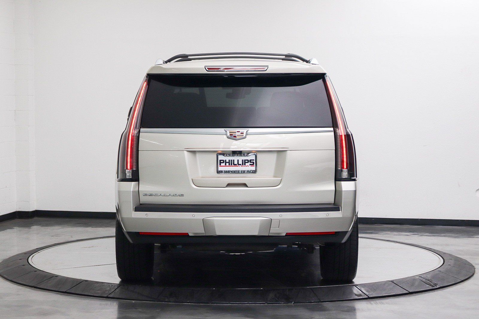 Used 2017 Cadillac Escalade Premium Luxury AWD/4WD image 12