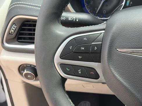 Used 2023 Chrysler Pacifica Touring-L FWD image 23
