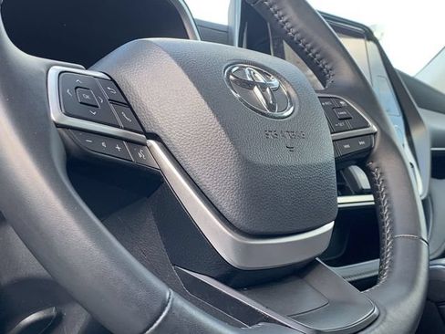 Used 2025 Toyota Highlander XLE FWD image 19
