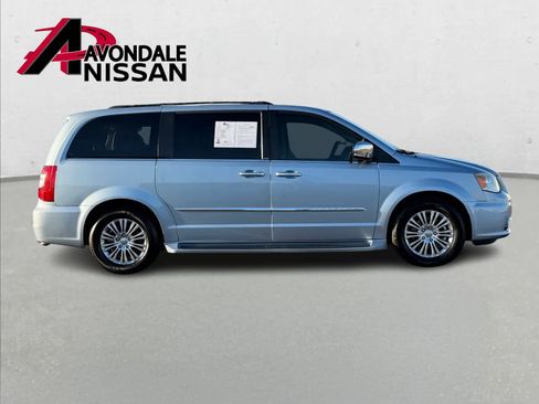 Used 2013 Chrysler Town & Country Touring-L w/ Driver Convenience Group image 8