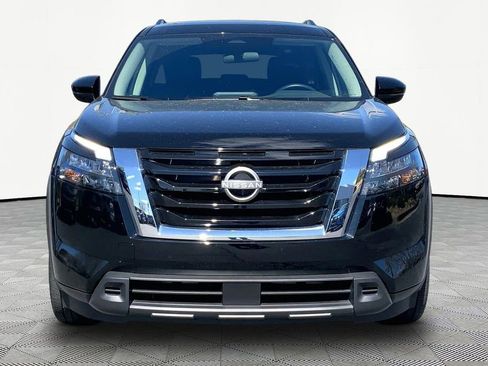 Used 2025 Nissan Pathfinder SV image 2