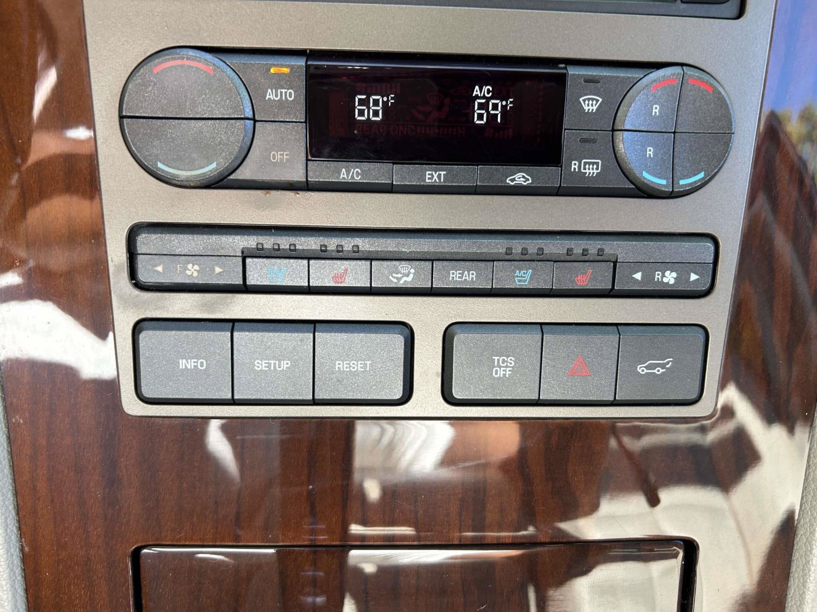Used 2014 Lincoln Navigator 2WD image 26