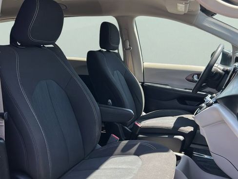 Used 2023 Chrysler Voyager LX image 21