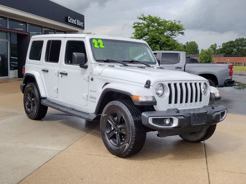 Used 2022 Jeep Wrangler Unlimited Sahara w/ Cold Weather Group AWD/4WD image 16