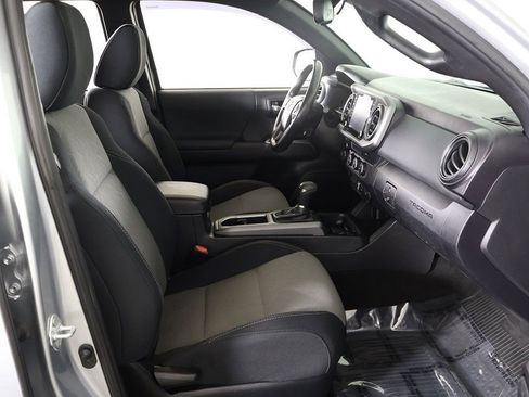 Used 2022 Toyota Tacoma TRD Sport w/ Technology Package image 29