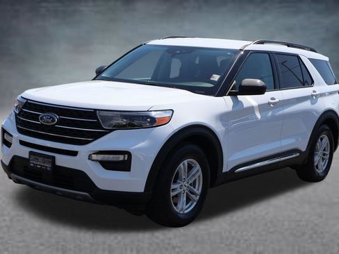 Used 2023 Ford Explorer XLT w/ Equipment Group 202A RWD image 28