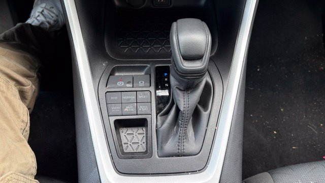 Used 2025 Toyota RAV4 XLE AWD/4WD image 17