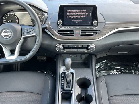 Certified 2025 Nissan Altima 2.5 SV FWD image 3